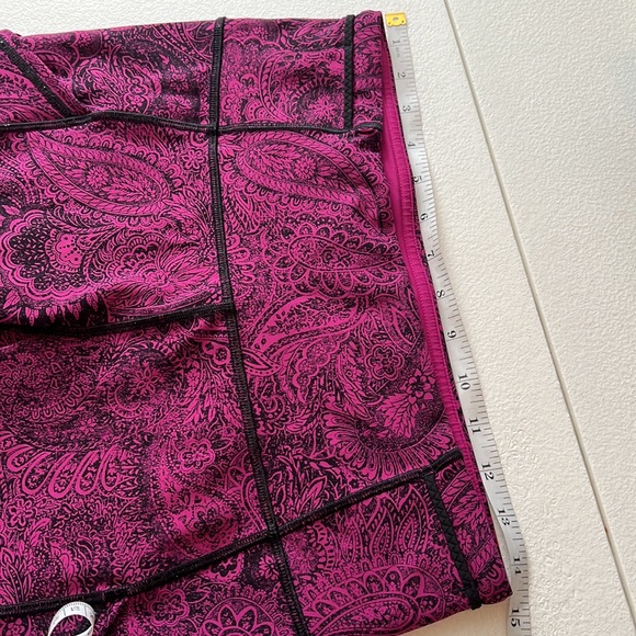 Lululemon 17” Outrun Crops in Fuchsia Paisley Sz 8 - Picture 5 of 12